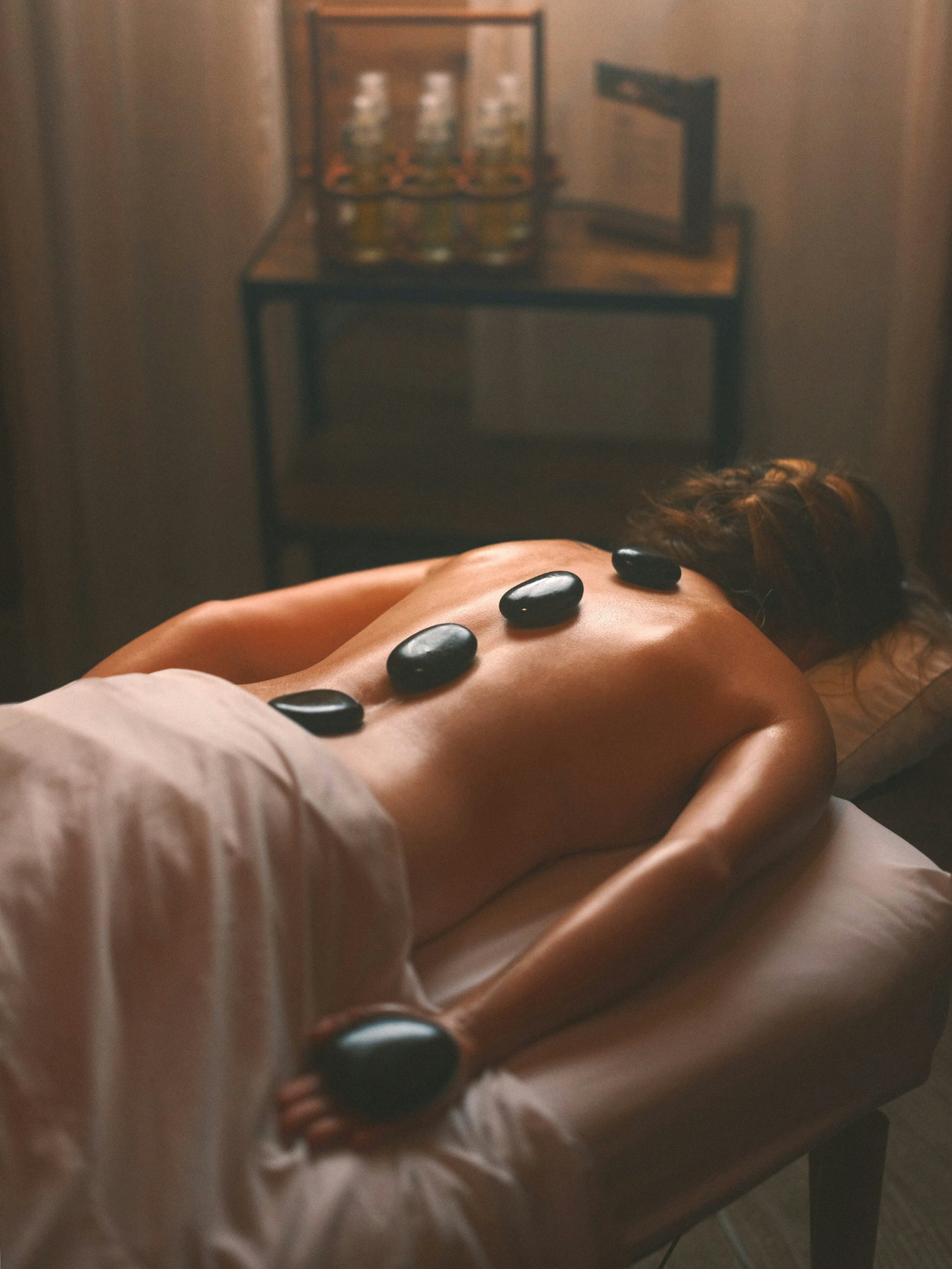 Massage aux pierres chaudes - Tour Pom'Pin La Bourboule