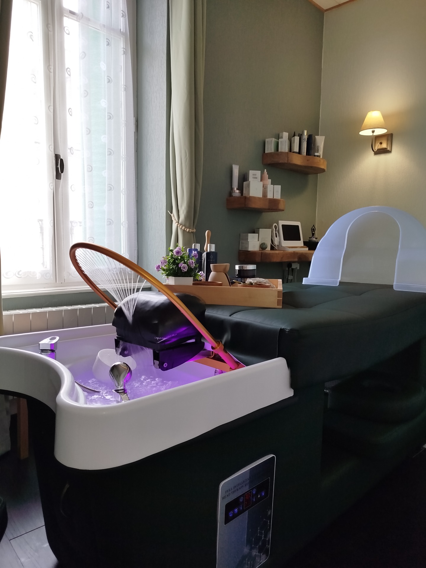 Salle Head Spa avec bassin lumineux - Tour Pom'Pin La Bourboule